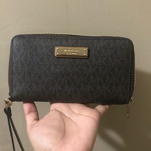 micheal kors wristlet